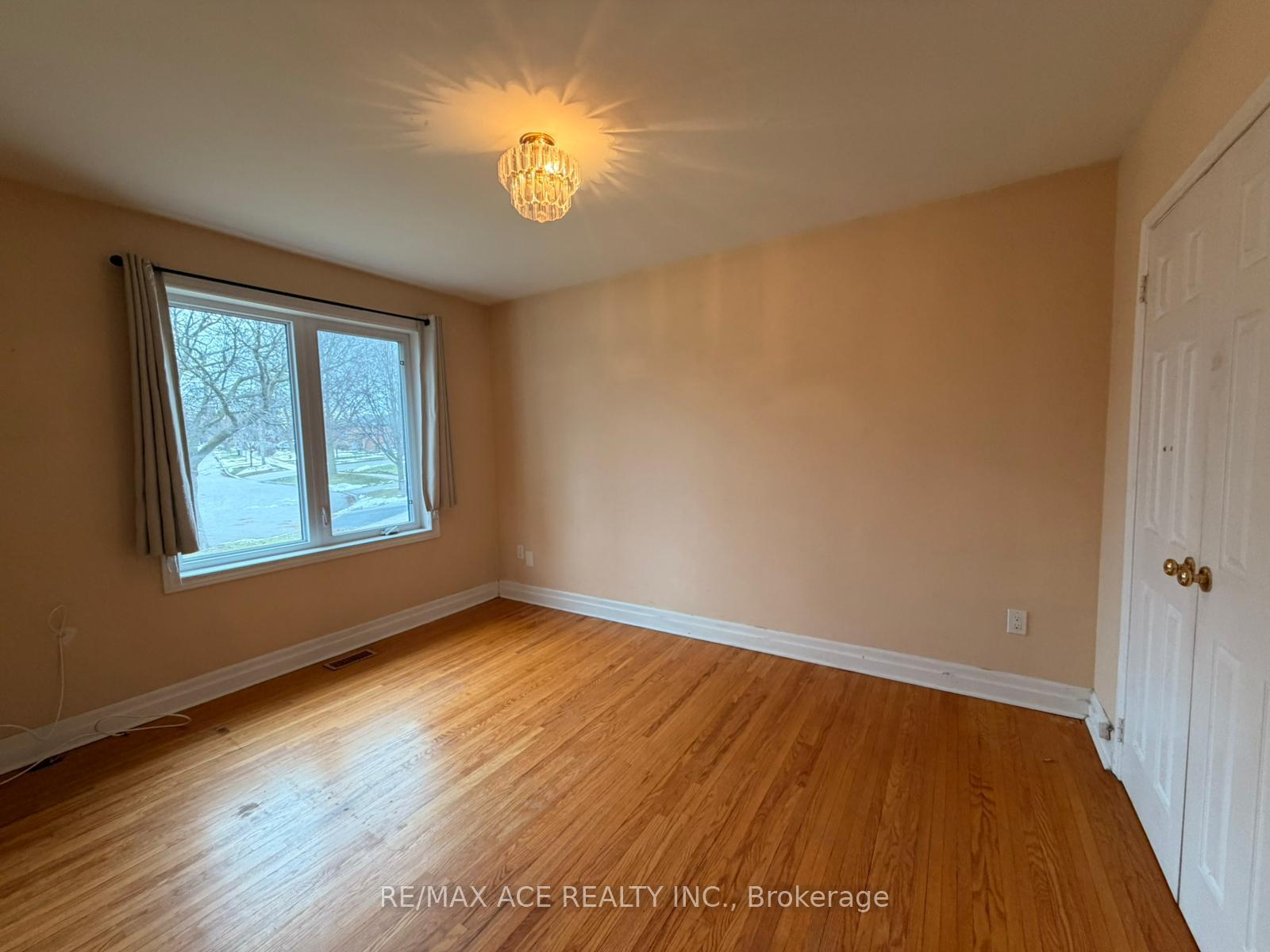 Photo 5 of Unit Main, 48 Ronway Crescent, Scarborough, Woburn — HOMEH
