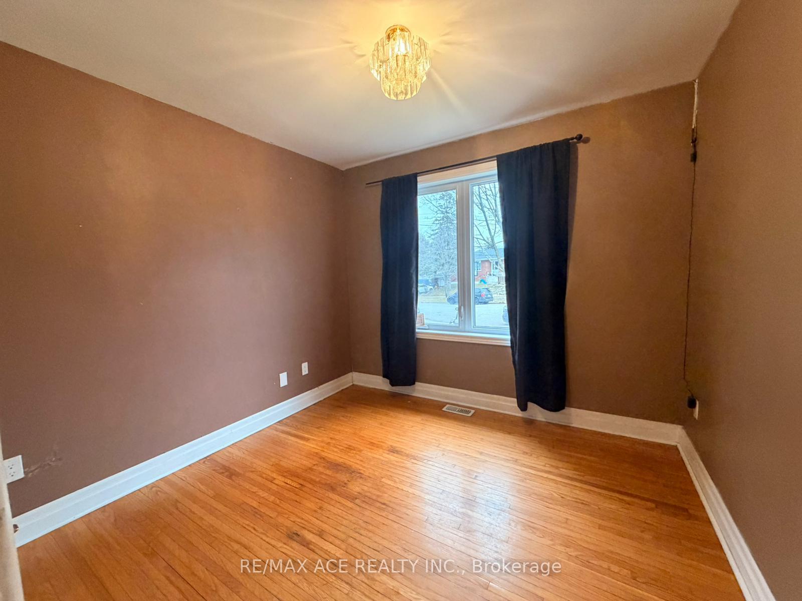 Photo 6 of Unit Main, 48 Ronway Crescent, Scarborough, Woburn — HOMEH