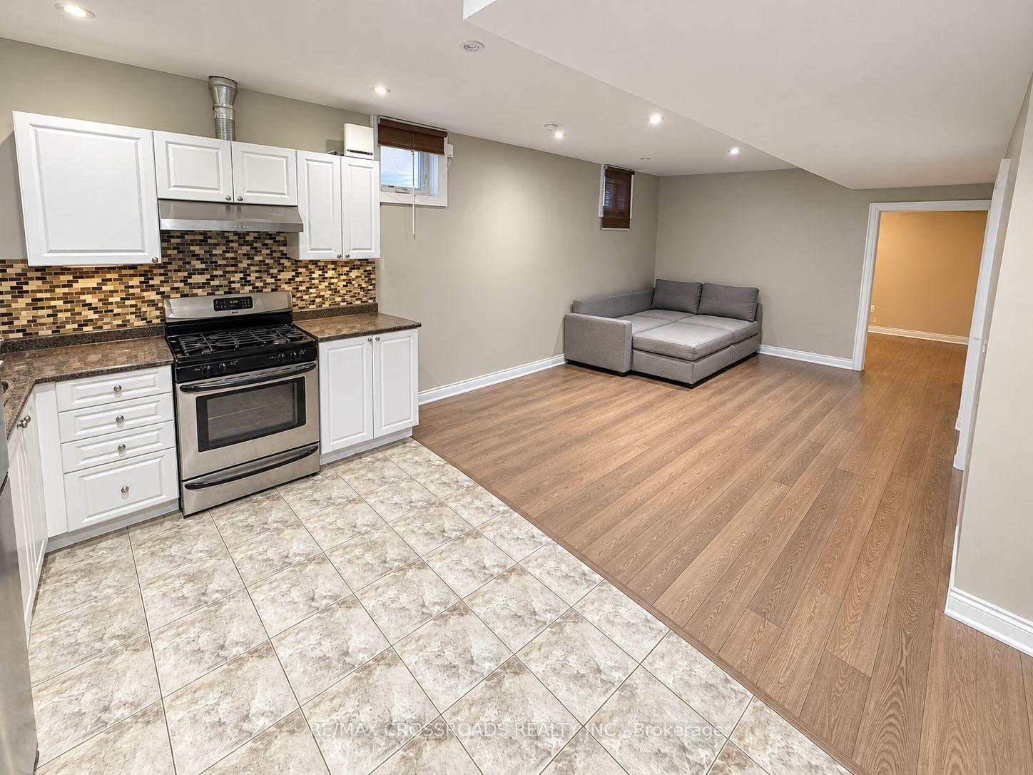 Photo 3 of 43 Waniska Avenue, Etobicoke, Stonegate-Queensway — HOMEH