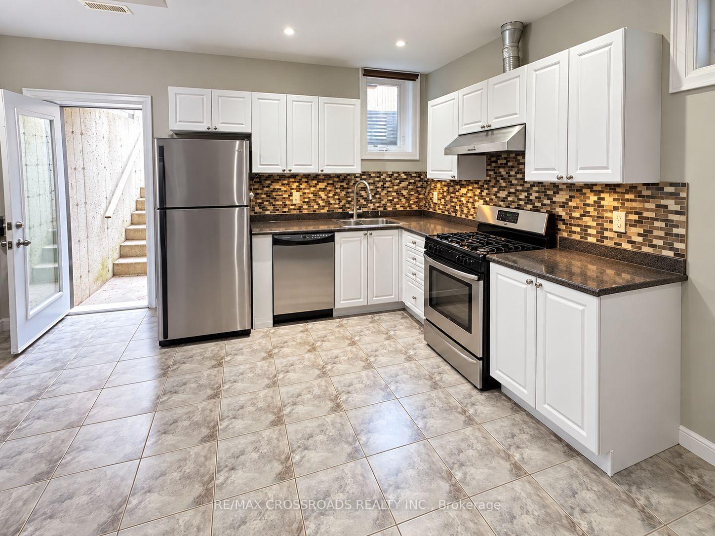 Photo 5 of 43 Waniska Avenue, Etobicoke, Stonegate-Queensway — HOMEH
