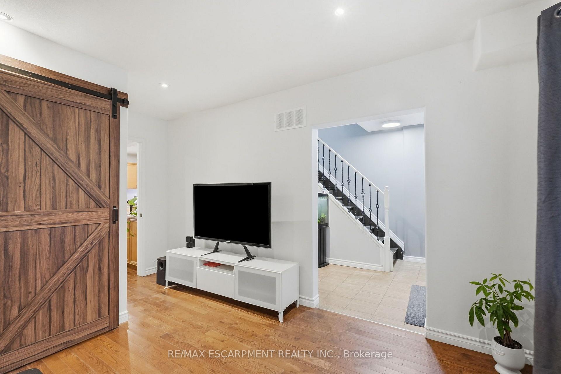 Photo 8 of 32 Oak Avenue, Hamilton, Landsdale — HOMEH