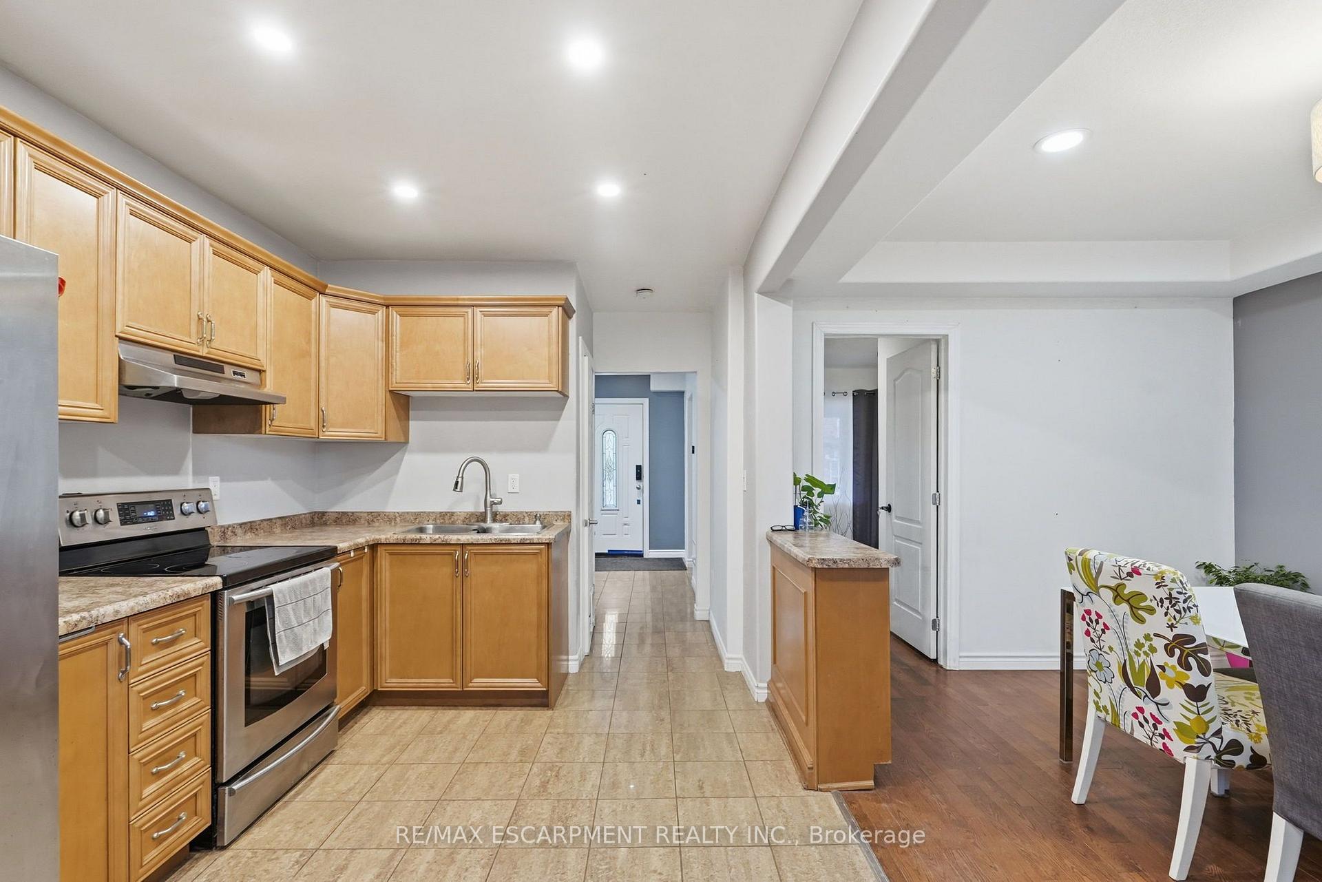 Photo 14 of 32 Oak Avenue, Hamilton, Landsdale — HOMEH