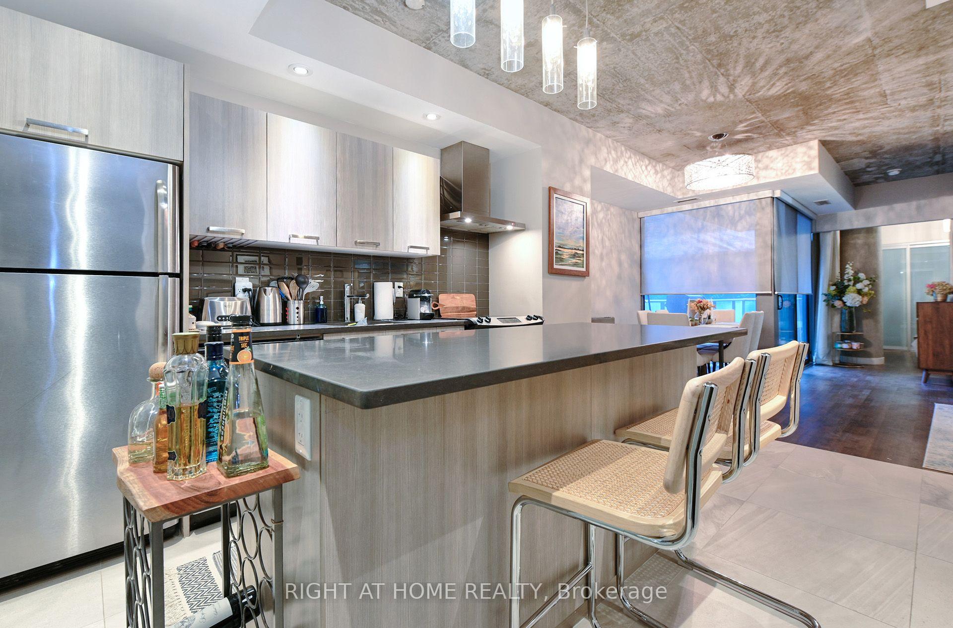 Photo 4 of Unit 422, 95 Bathurst Street, Toronto, Niagara — HOMEH