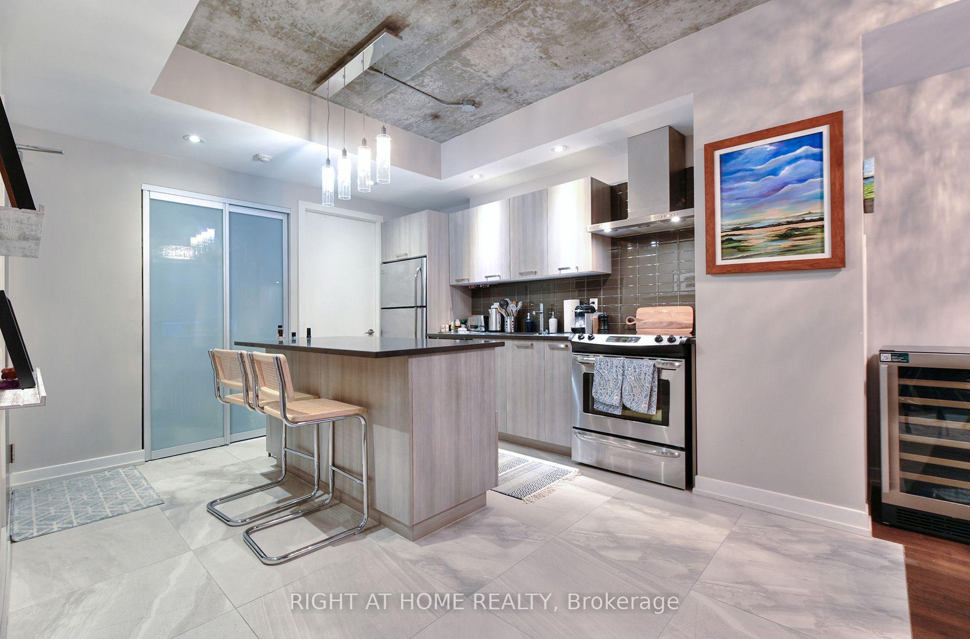 Photo 5 of Unit 422, 95 Bathurst Street, Toronto, Niagara — HOMEH
