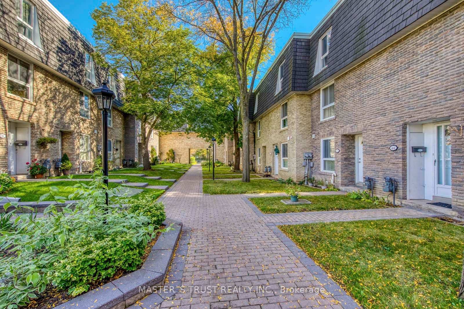 Photo 3 of 44 Tangle Briar Way, North York, Bayview Village — HOMEH