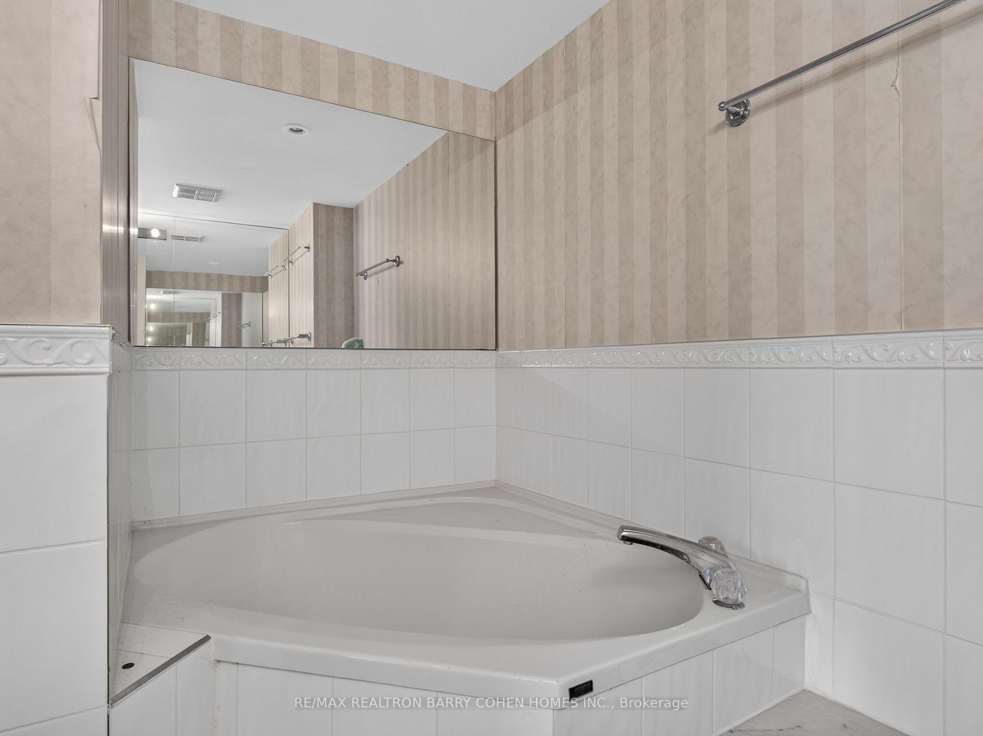 Photo 13 of Unit 2009, 700 Constellation Drive, Mississauga, Hurontario — HOMEH