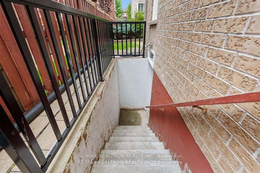 Photo 2 of 94 Shirrick Dr., Richmond Hill, Jefferson — HOMEH