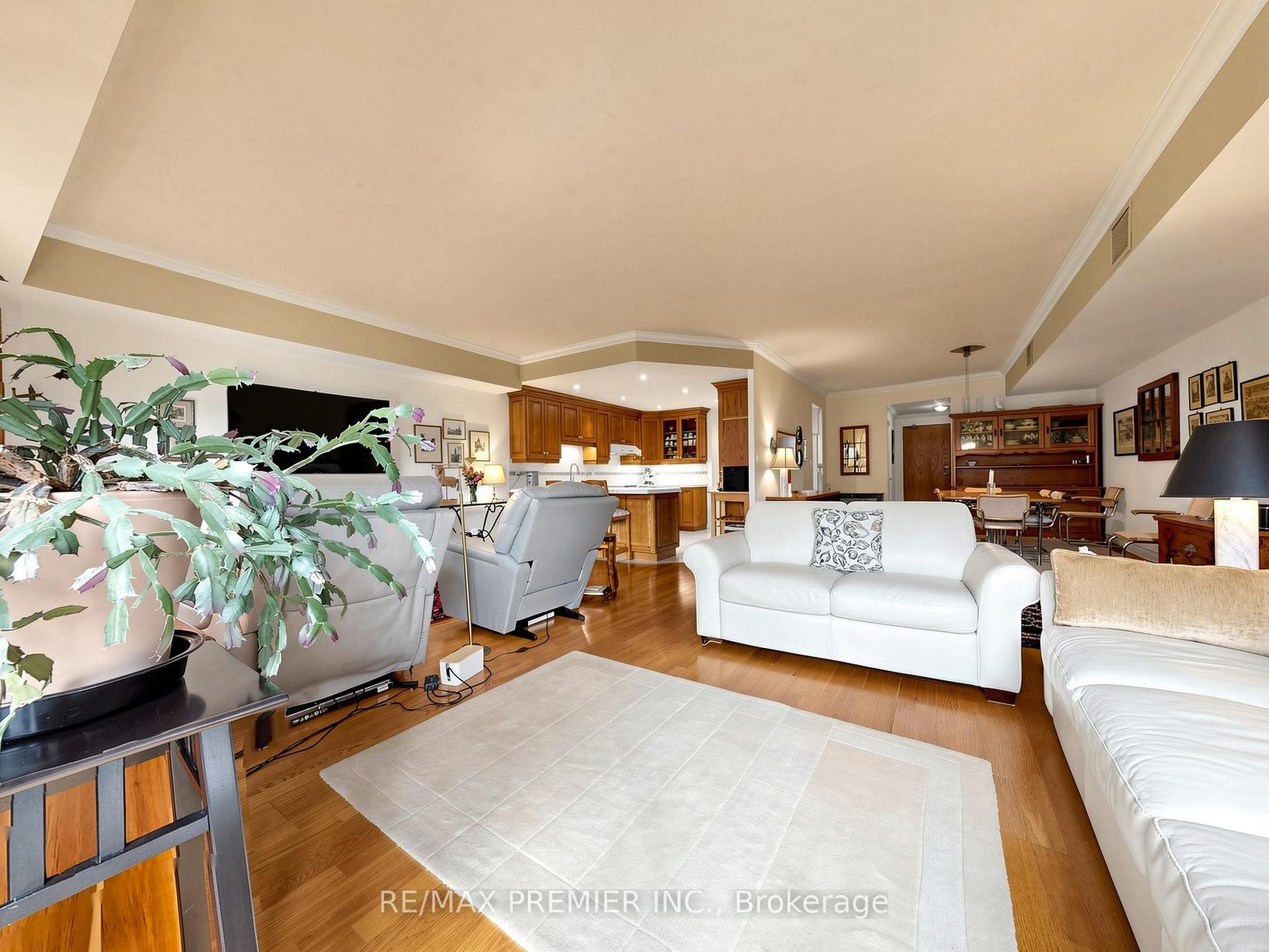 Photo 8 of Unit #301, 30 Anglesey Boulevard, Etobicoke, Edenbridge-Humber Valley — HOMEH