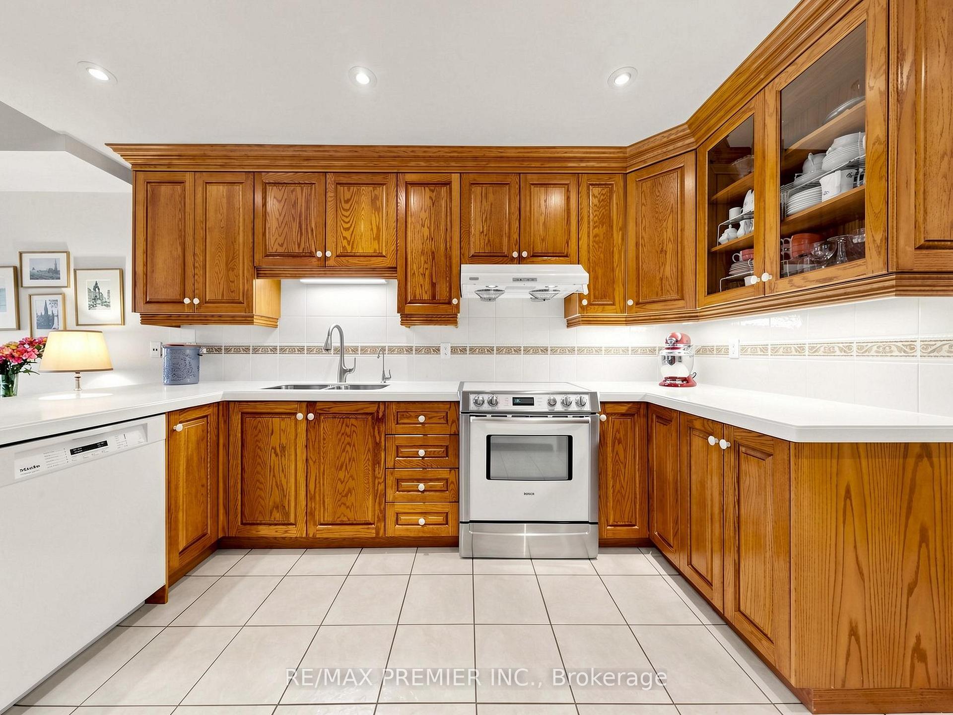 Photo 11 of Unit #301, 30 Anglesey Boulevard, Etobicoke, Edenbridge-Humber Valley — HOMEH