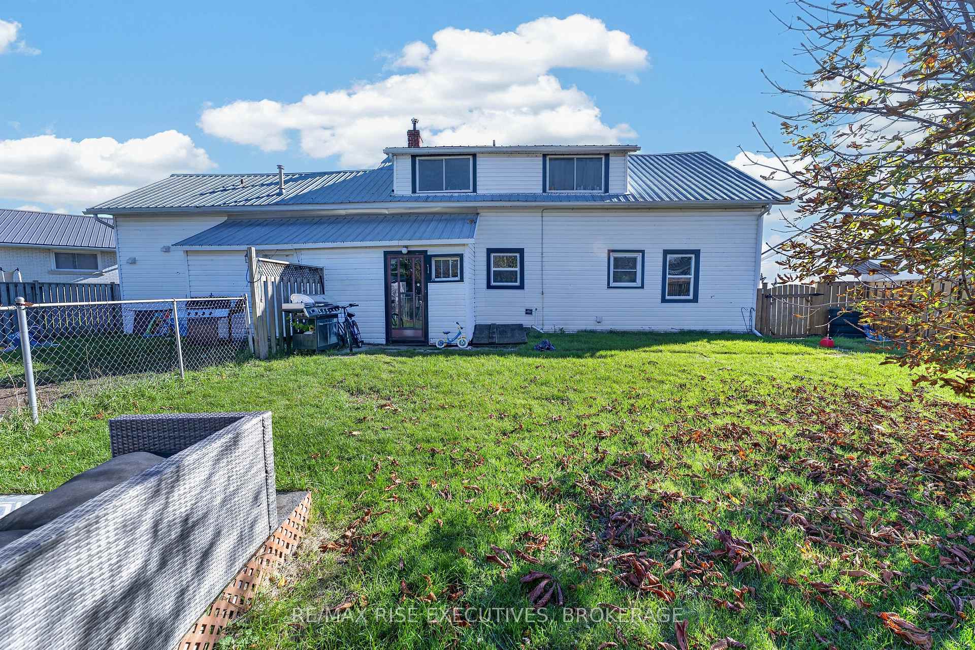 Photo 3 of 10-12 Manitou Crescent, Loyalist, Amherstview — HOMEH
