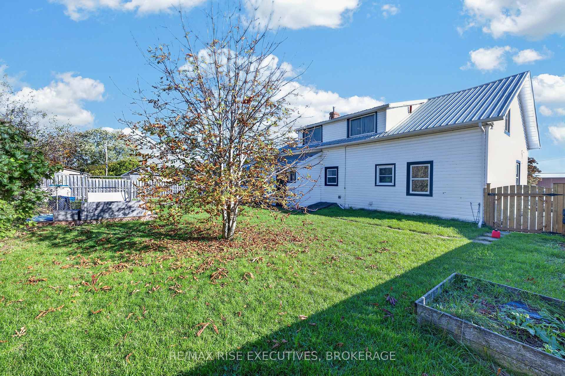 Photo 4 of 10-12 Manitou Crescent, Loyalist, Amherstview — HOMEH