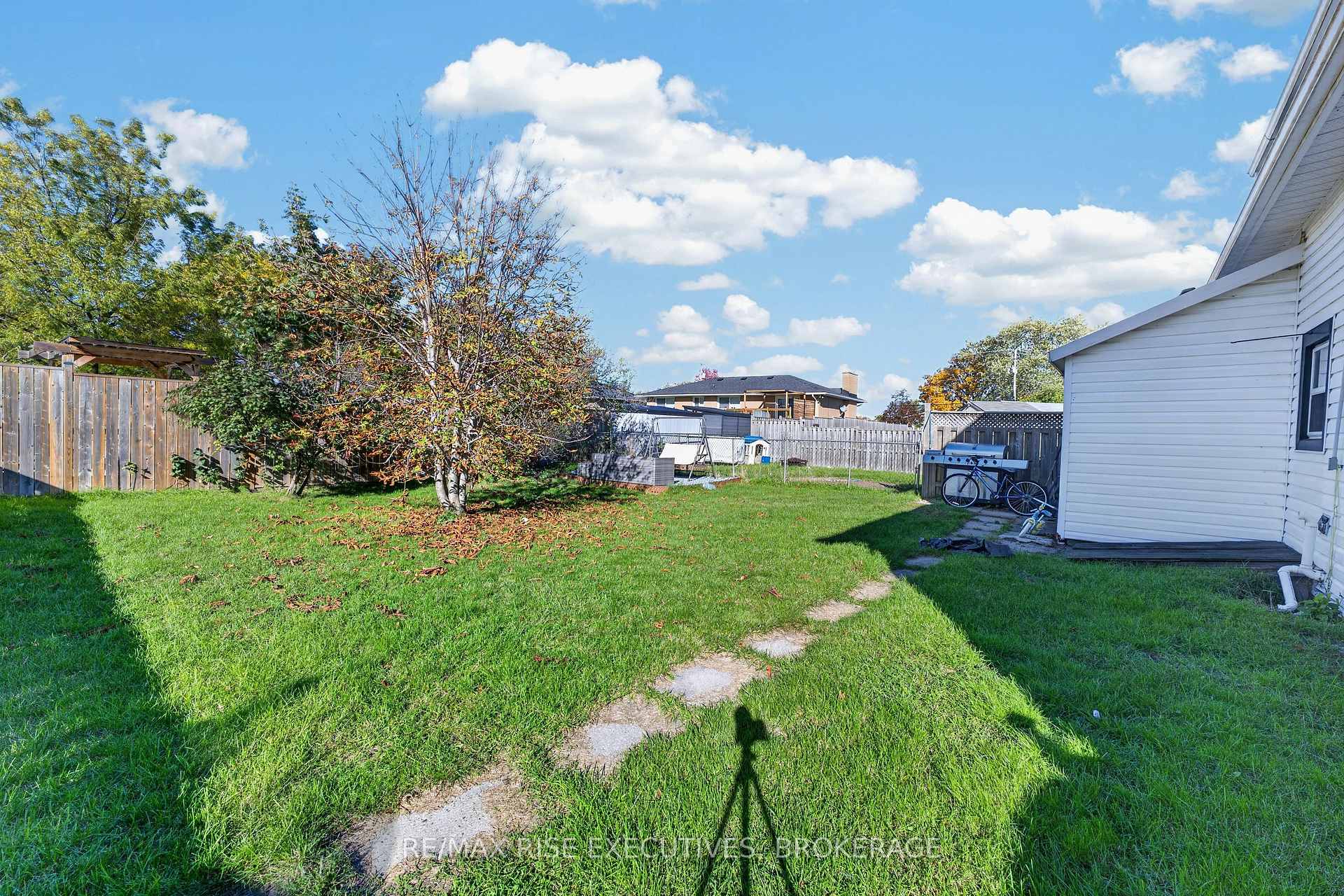 Photo 5 of 10-12 Manitou Crescent, Loyalist, Amherstview — HOMEH