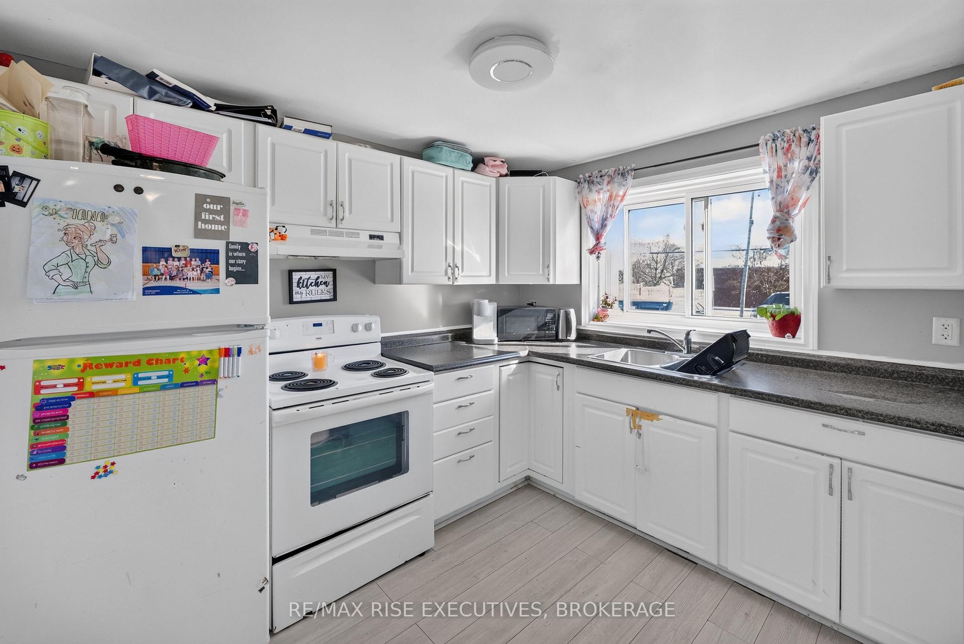 Photo 10 of 10-12 Manitou Crescent, Loyalist, Amherstview — HOMEH