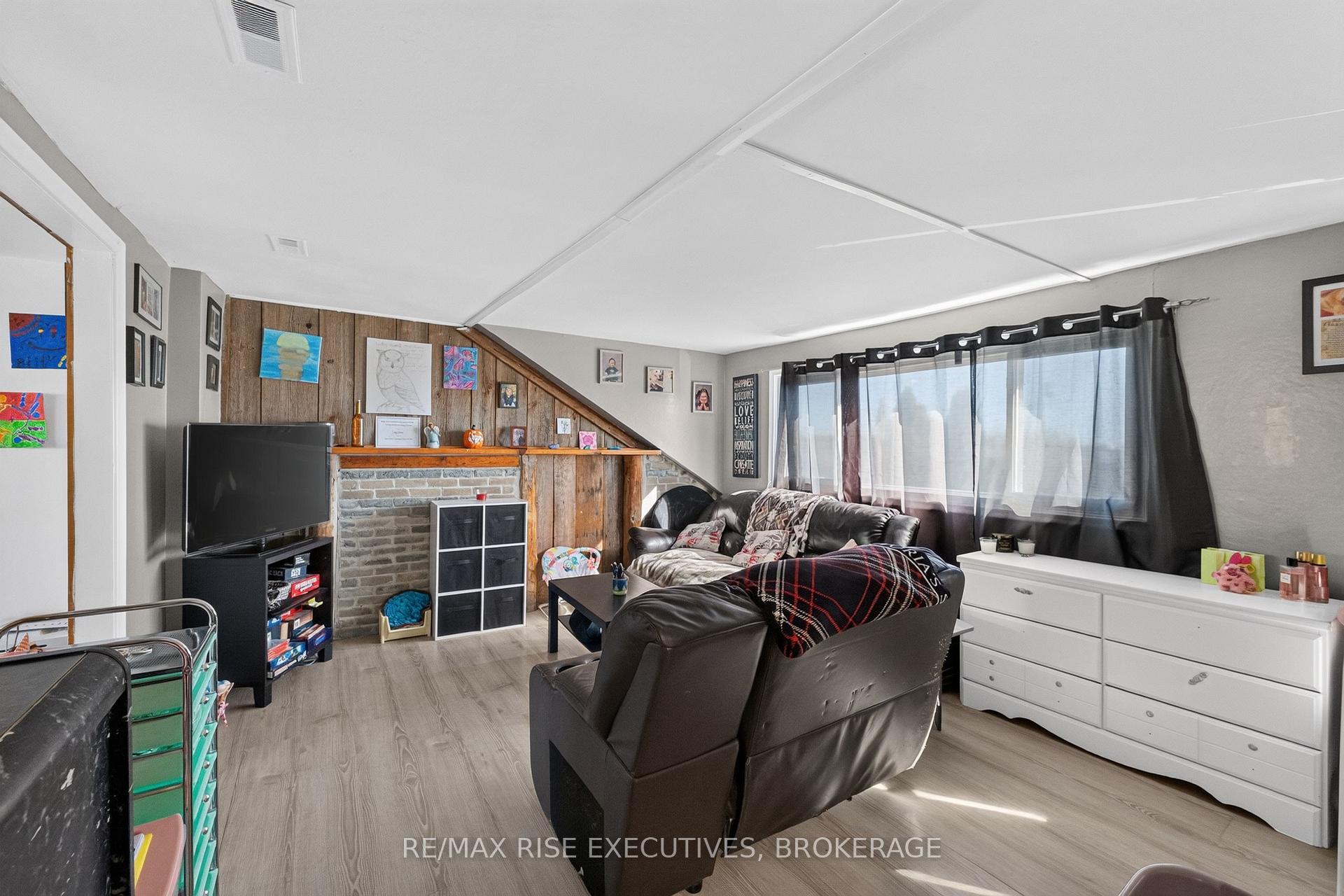 Photo 18 of 10-12 Manitou Crescent, Loyalist, Amherstview — HOMEH