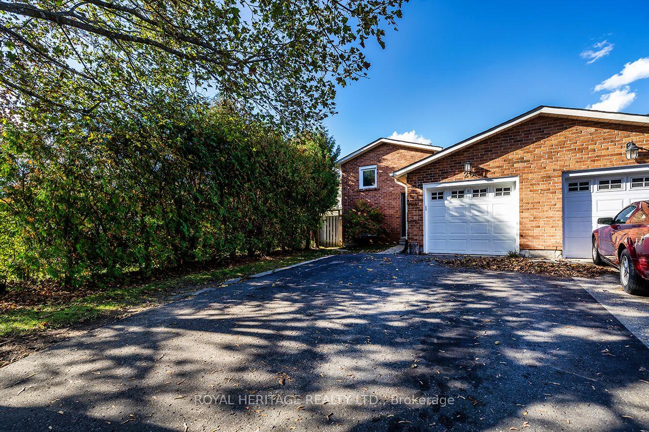 Photo 2 of 26 Hartsfield Drive, Clarington, Courtice — HOMEH