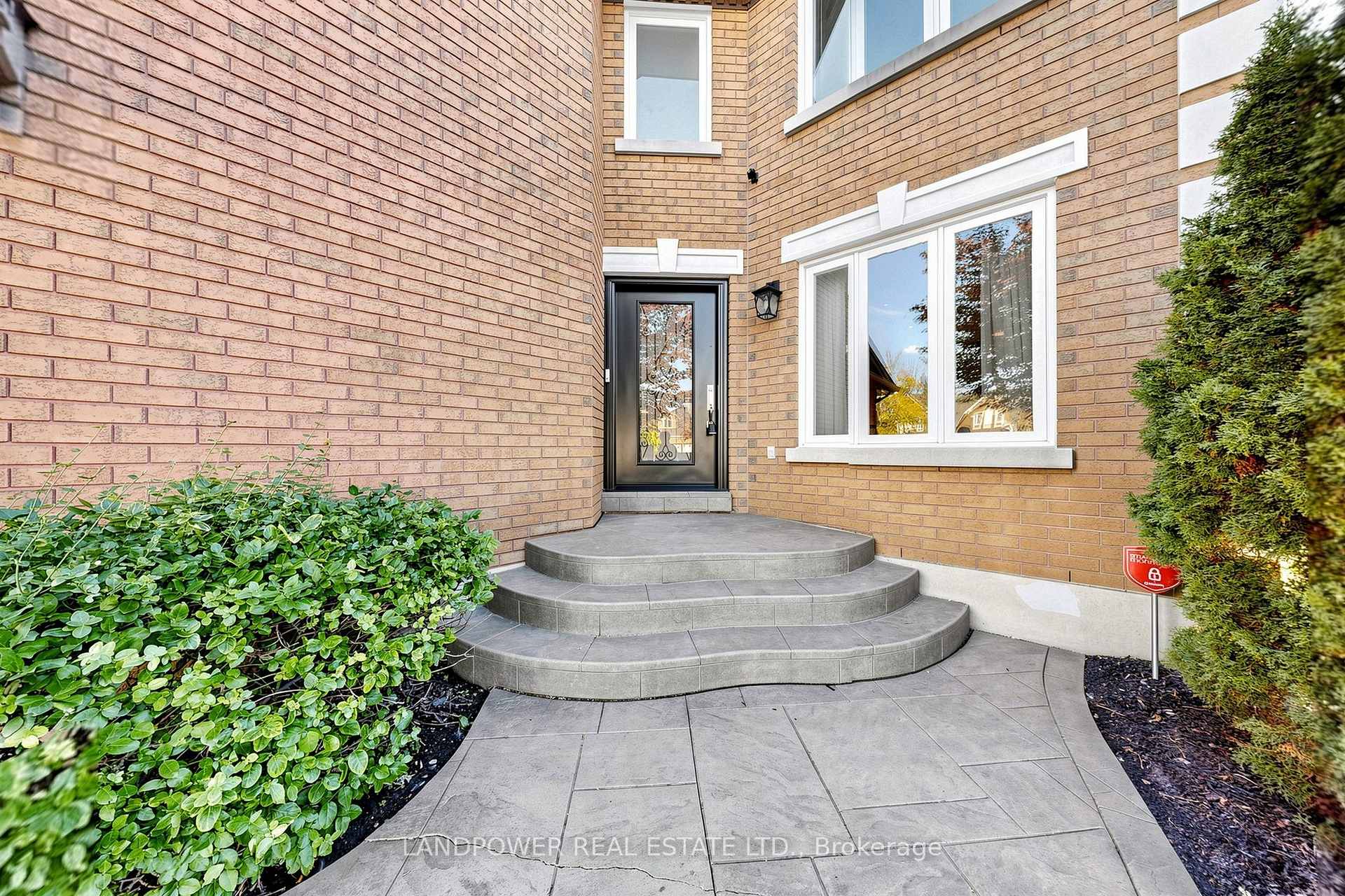 Photo 2 of 2582 Burnford Trail, Mississauga, Erin Mills — HOMEH