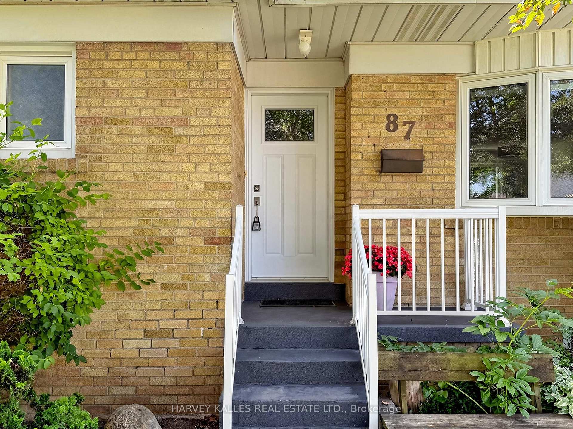 Photo 3 of 87 Combe Avenue, North York, Bathurst Manor — HOMEH