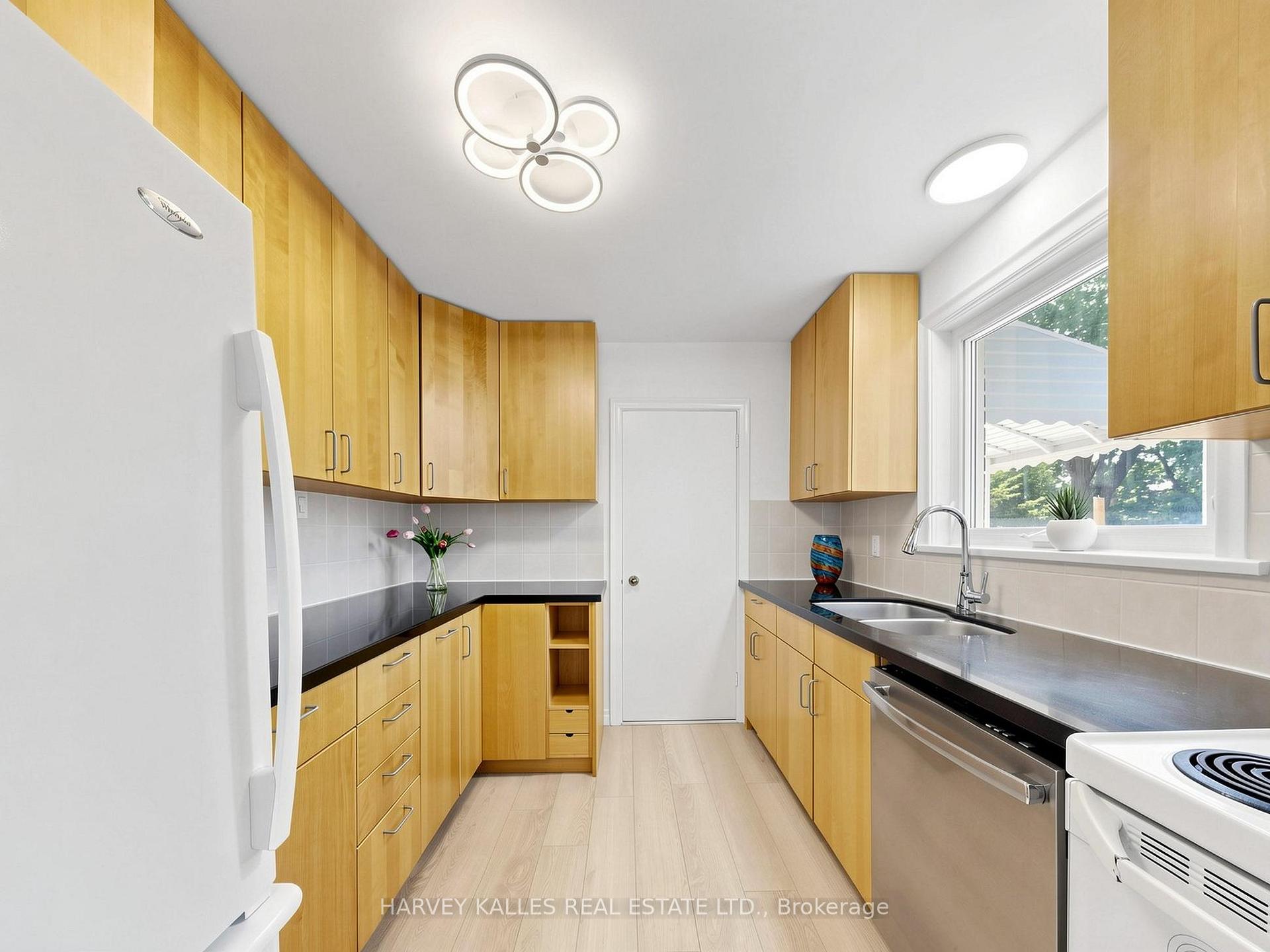 Photo 7 of 87 Combe Avenue, North York, Bathurst Manor — HOMEH