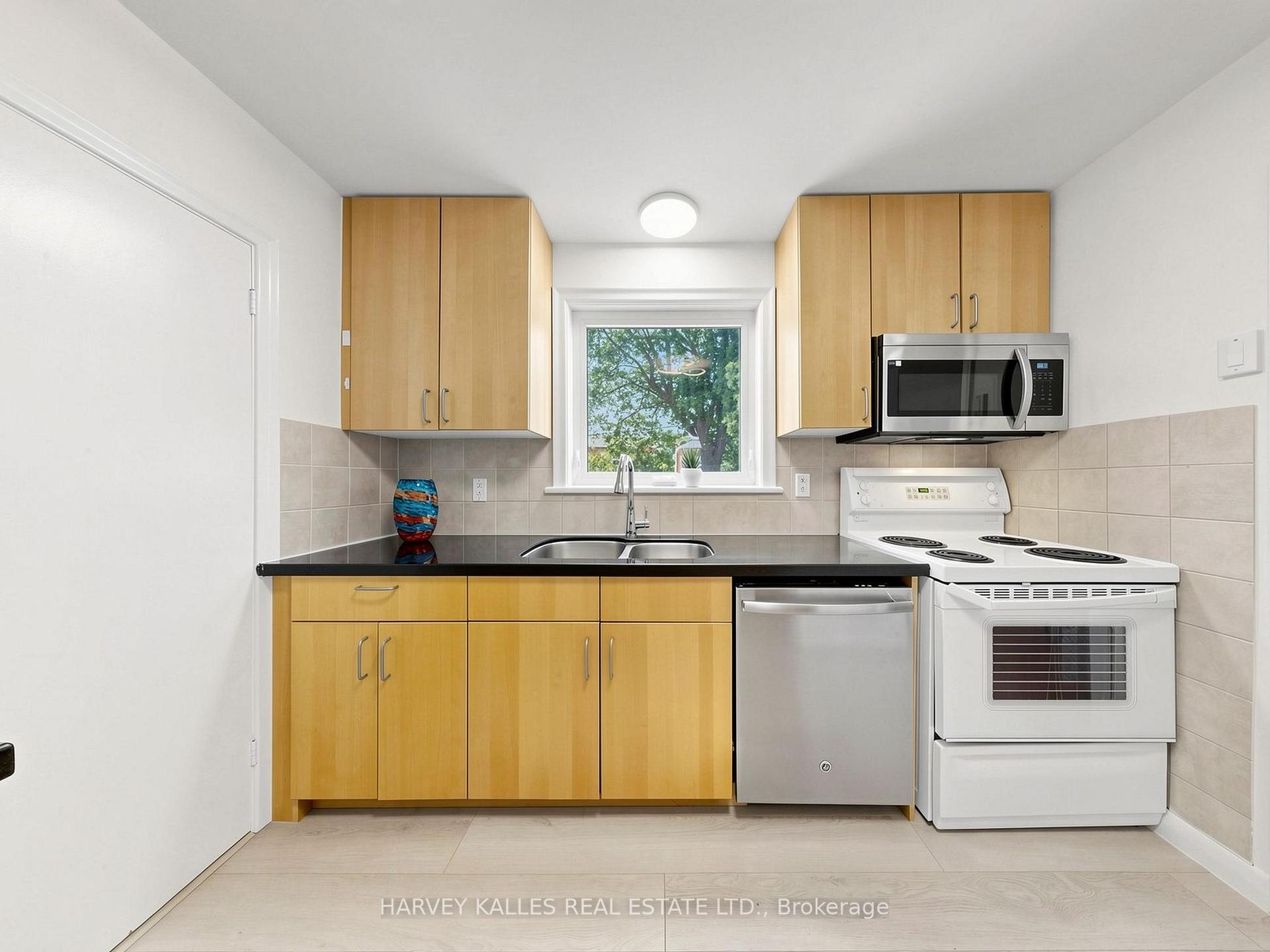 Photo 8 of 87 Combe Avenue, North York, Bathurst Manor — HOMEH