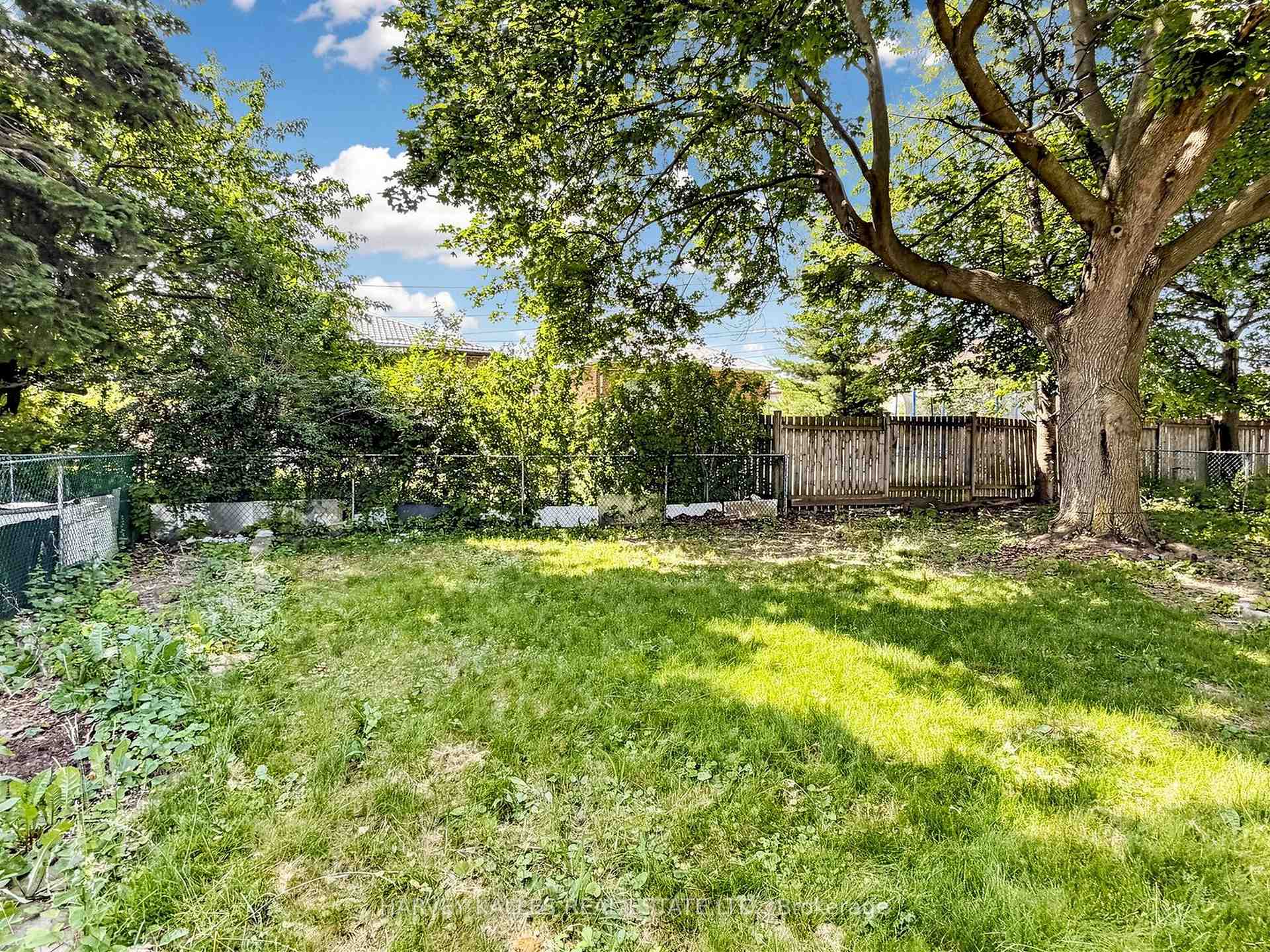 Photo 36 of 87 Combe Avenue, North York, Bathurst Manor — HOMEH