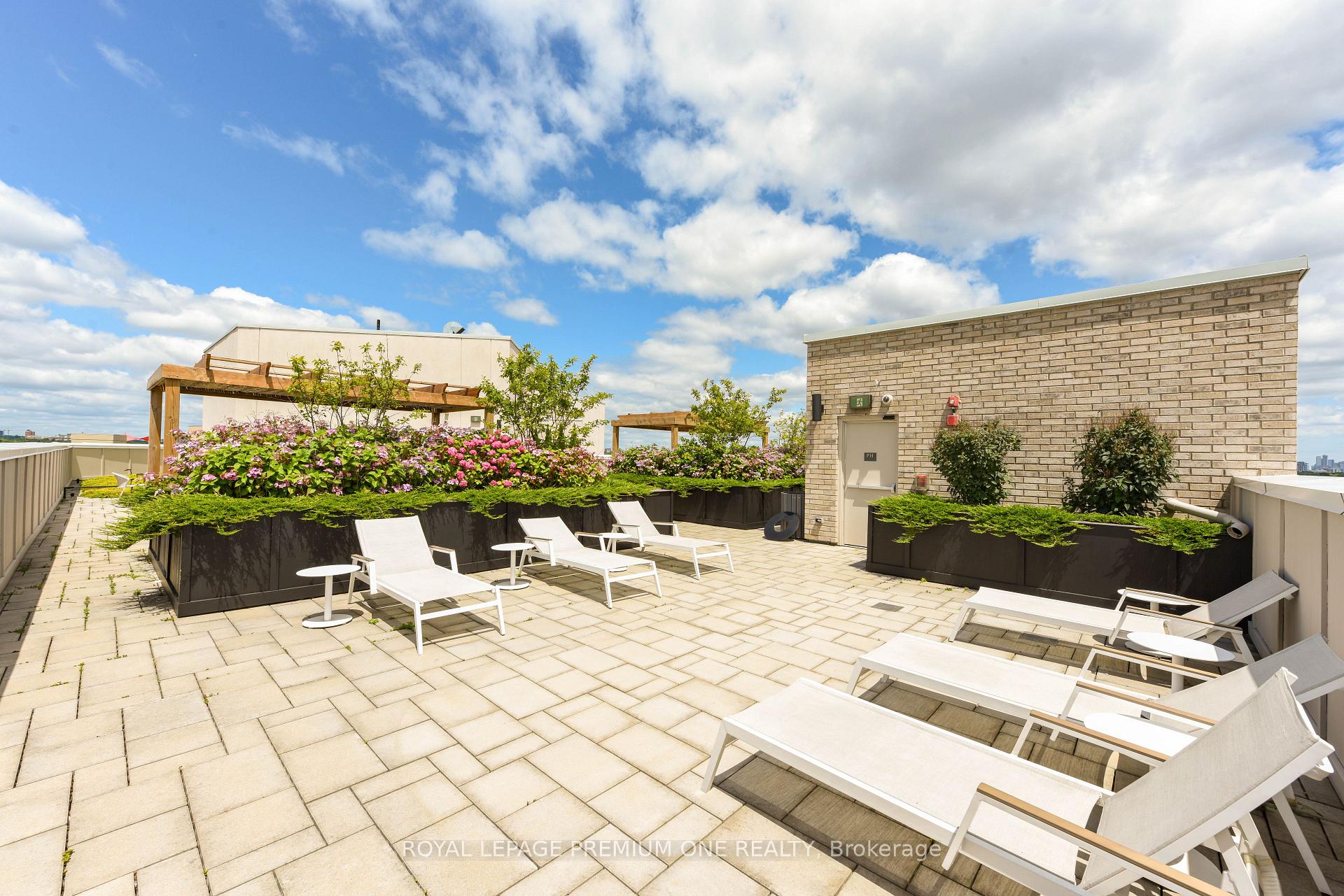Photo 10 of Unit 307, 571 Prince Edward Drive N, Etobicoke, Kingsway South — HOMEH