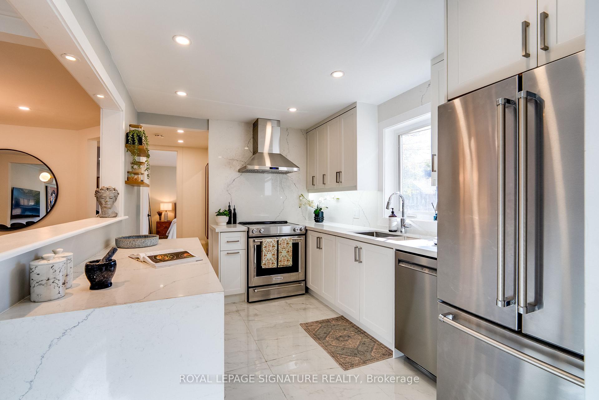 Photo 2 of 31 Davies Crescent, Toronto, East York — HOMEH