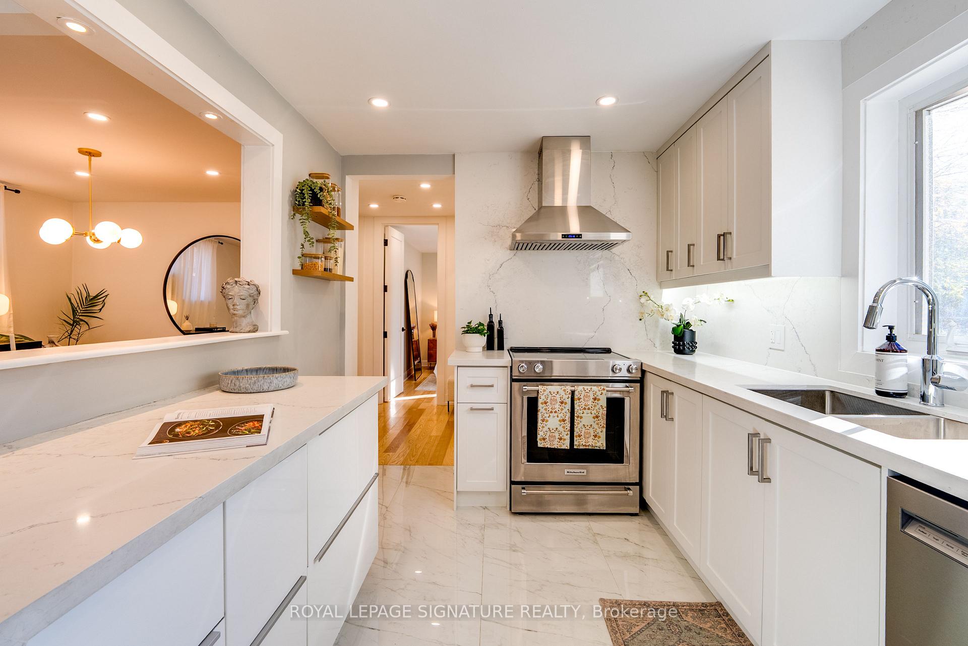 Photo 3 of 31 Davies Crescent, Toronto, East York — HOMEH