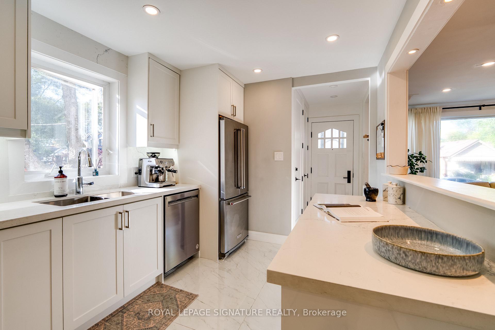 Photo 4 of 31 Davies Crescent, Toronto, East York — HOMEH