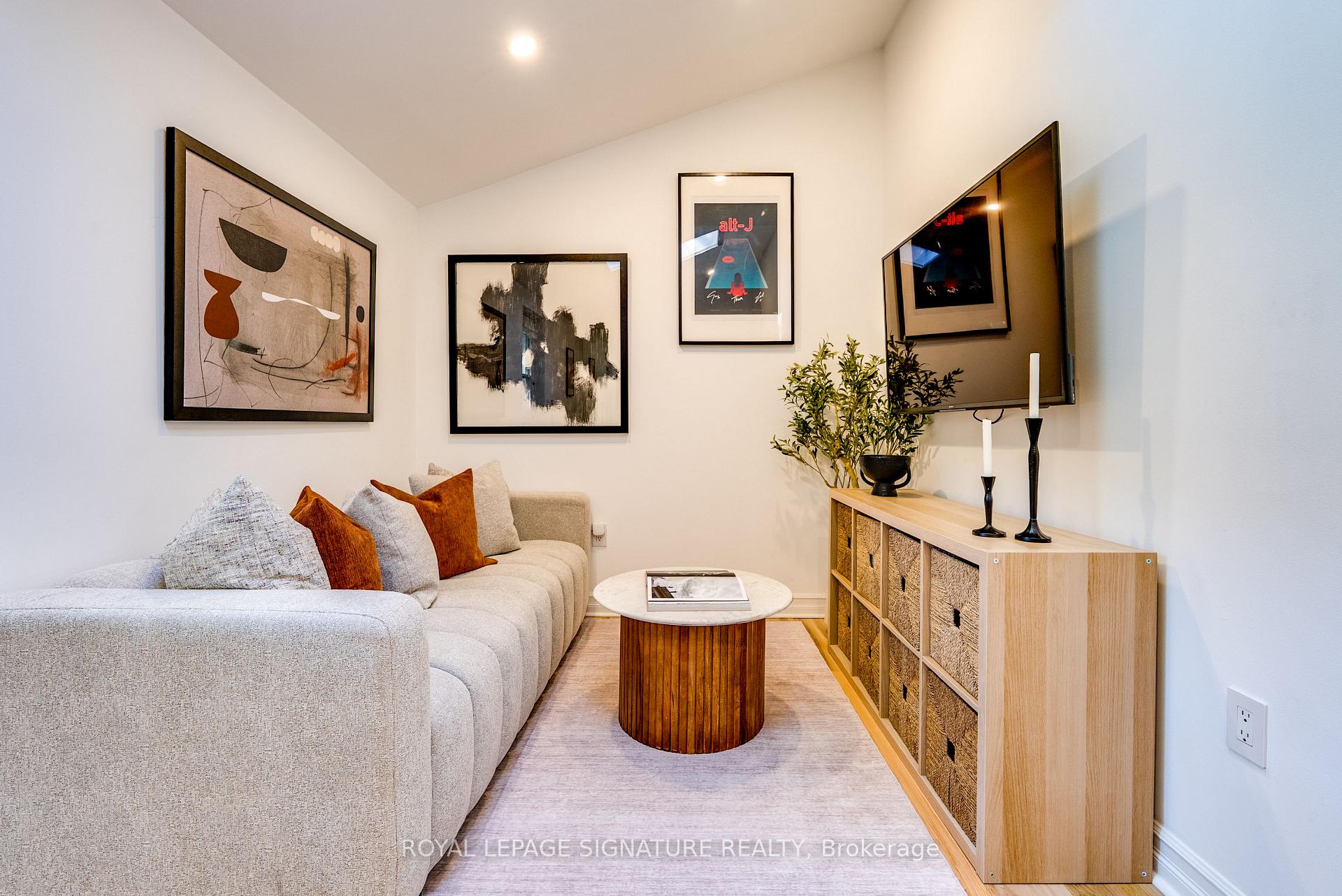 Photo 18 of 31 Davies Crescent, Toronto, East York — HOMEH