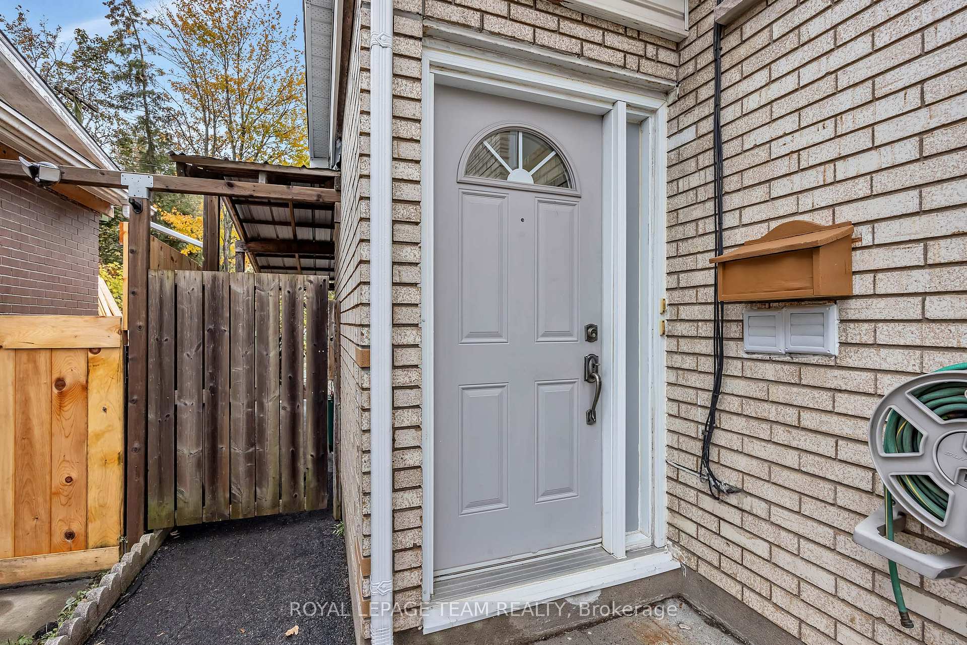 Photo 5 of 2092 St Laurent Boulevard, Ottawa, Elmvale Acres/Urbandale — HOMEH