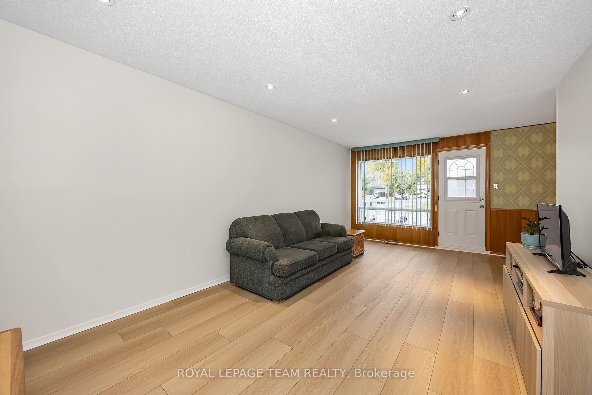 Photo 7 of 2092 St Laurent Boulevard, Ottawa, Elmvale Acres/Urbandale — HOMEH
