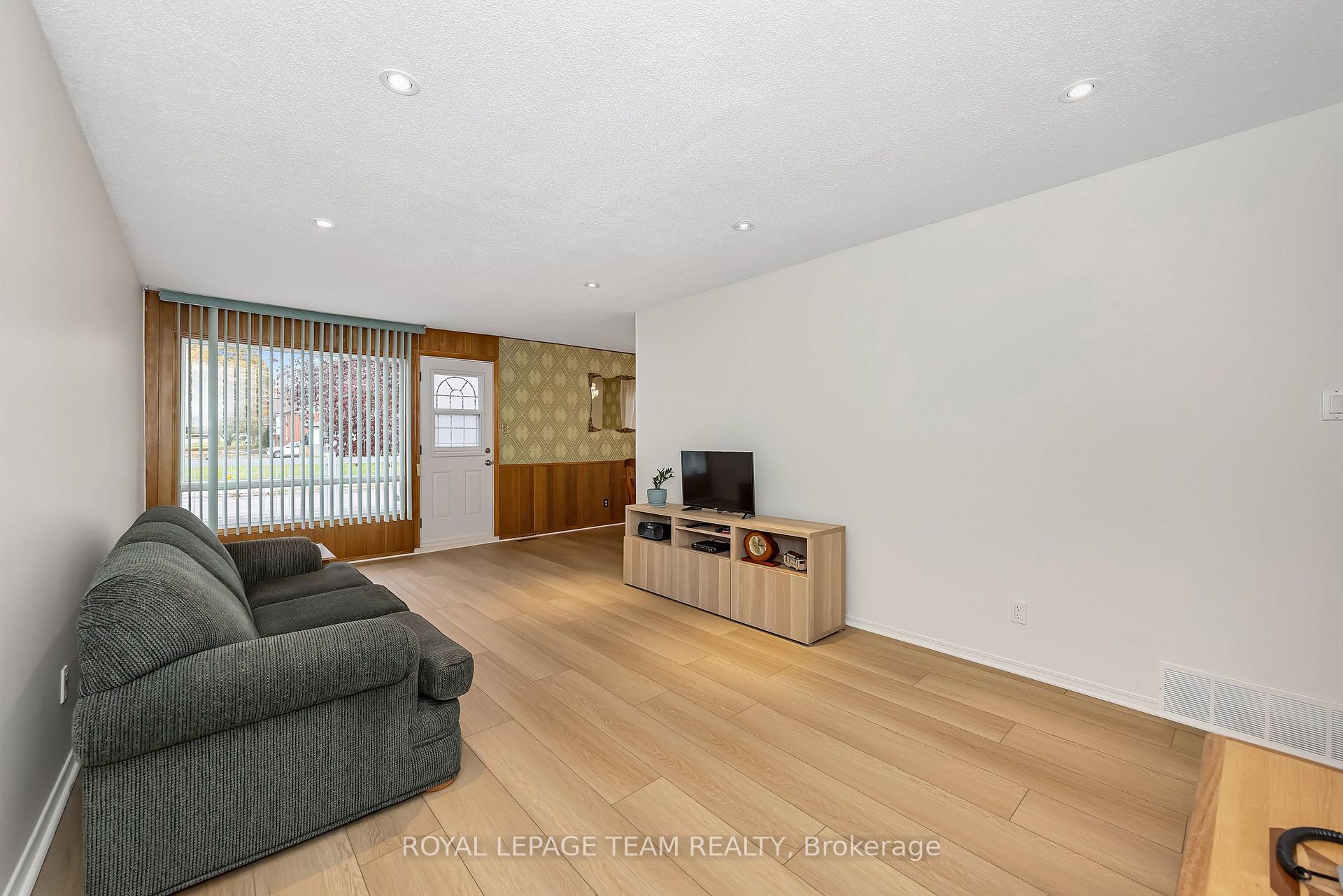 Photo 8 of 2092 St Laurent Boulevard, Ottawa, Elmvale Acres/Urbandale — HOMEH