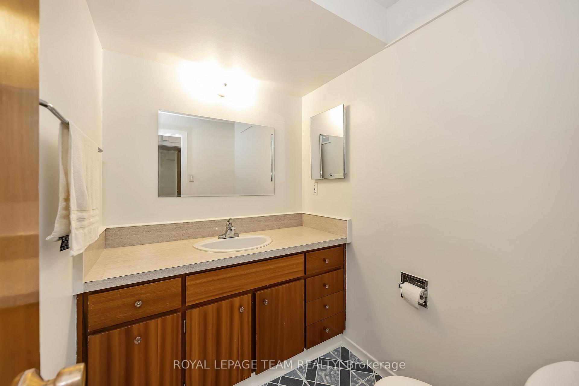Photo 35 of 2092 St Laurent Boulevard, Ottawa, Elmvale Acres/Urbandale — HOMEH