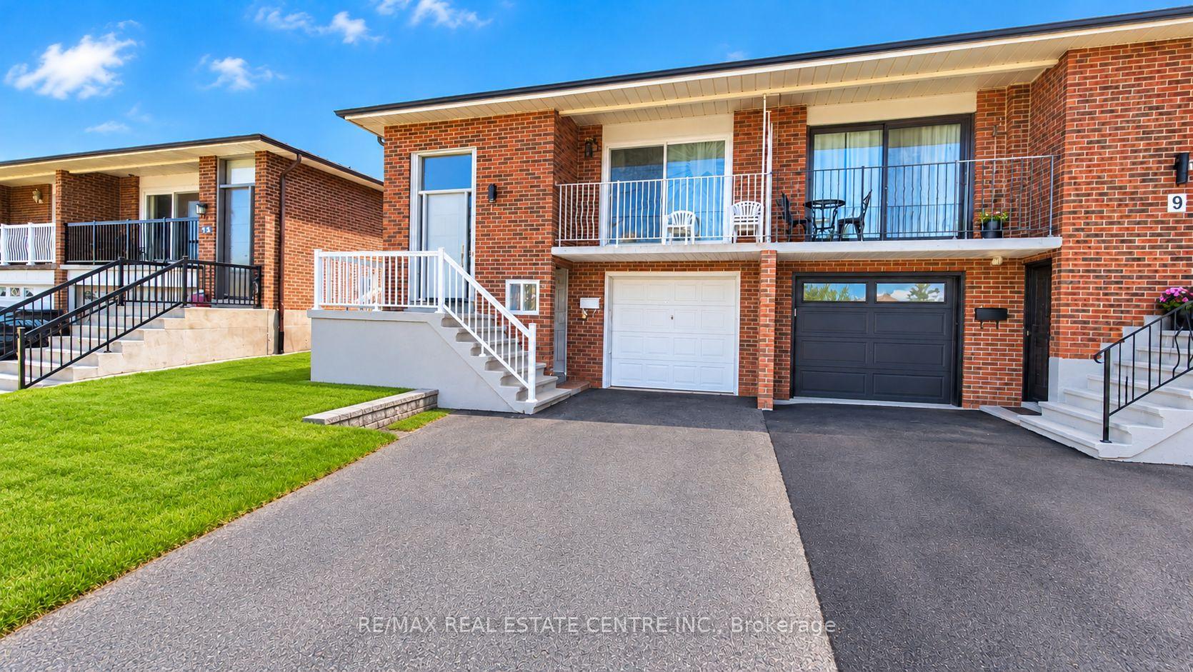 Photo 2 of 11 Albany Drive, Vaughan, West Woodbridge — HOMEH