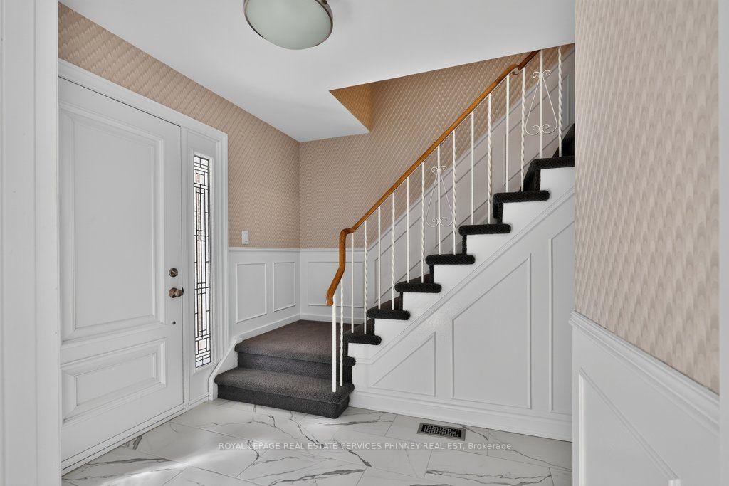 Photo 4 of 838 Saddle Crescent, Mississauga, Applewood — HOMEH