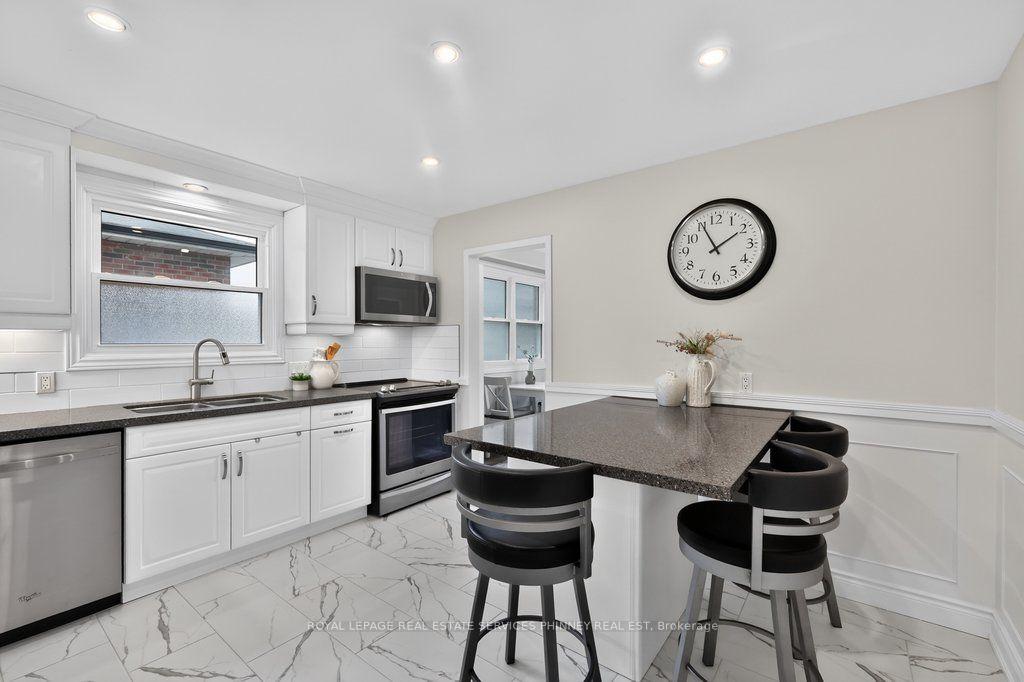 Photo 5 of 838 Saddle Crescent, Mississauga, Applewood — HOMEH