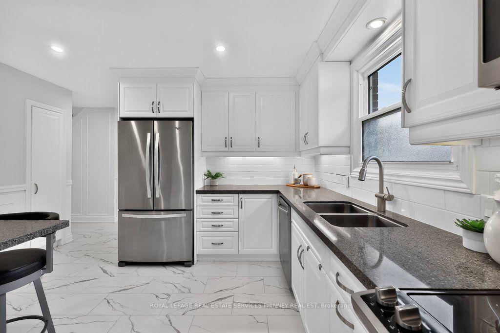 Photo 8 of 838 Saddle Crescent, Mississauga, Applewood — HOMEH