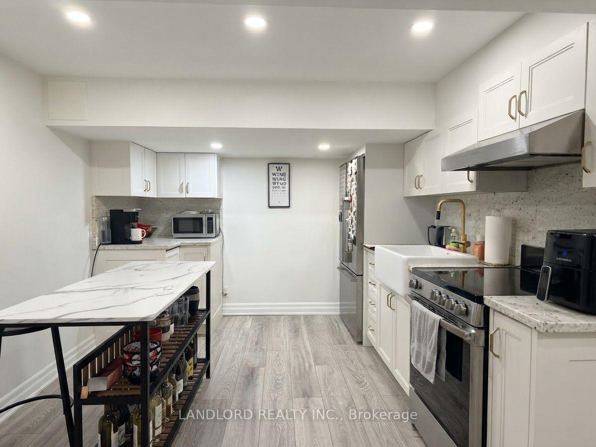 Photo 2 of Unit 4, 121 Sorauren Avenue, Toronto, Roncesvalles — HOMEH