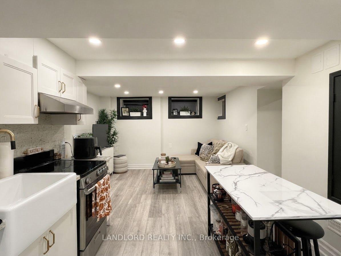 Photo 3 of Unit 4, 121 Sorauren Avenue, Toronto, Roncesvalles — HOMEH