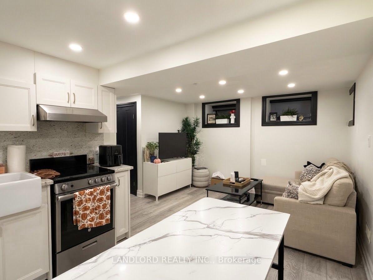 Photo 4 of Unit 4, 121 Sorauren Avenue, Toronto, Roncesvalles — HOMEH