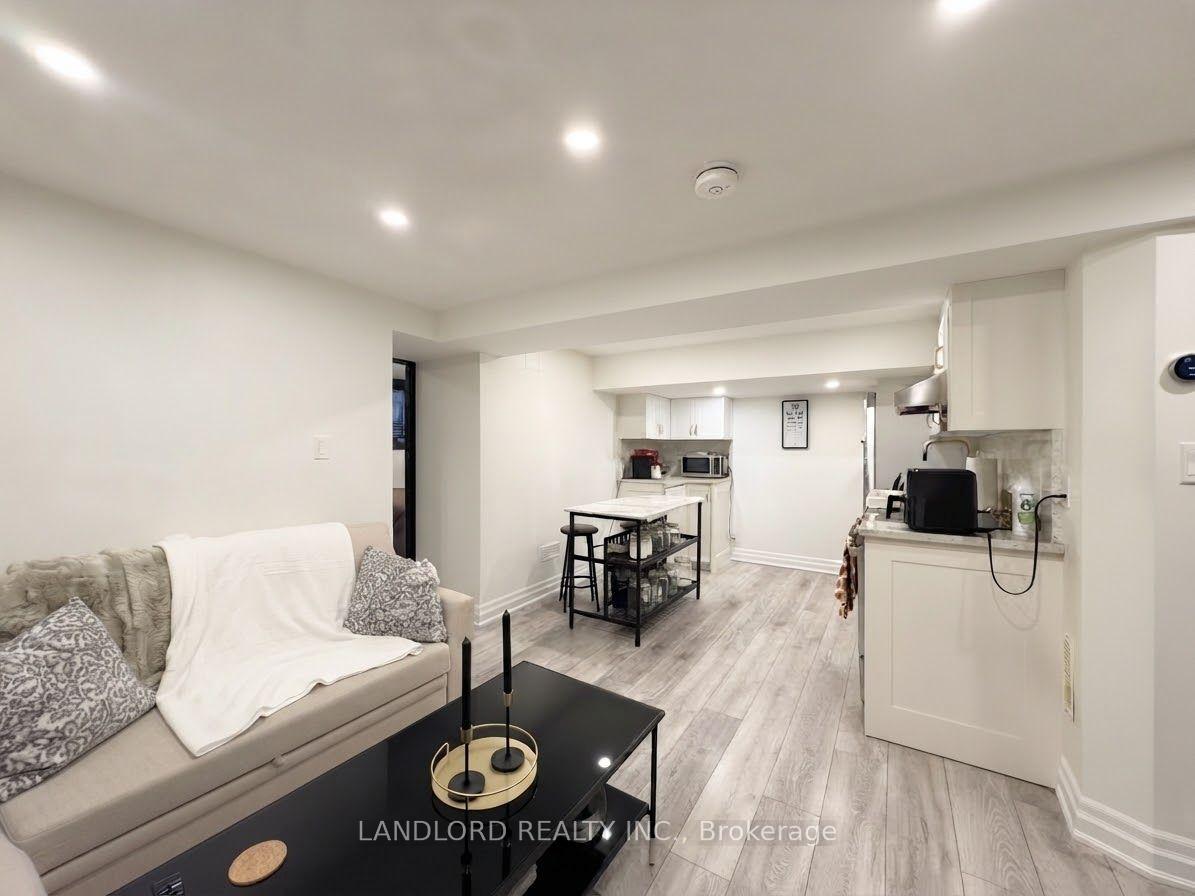 Photo 5 of Unit 4, 121 Sorauren Avenue, Toronto, Roncesvalles — HOMEH