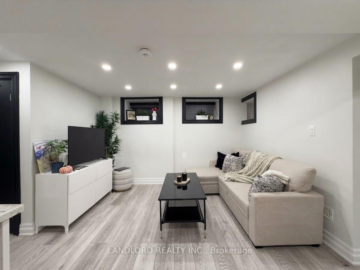 Photo 6 of Unit 4, 121 Sorauren Avenue, Toronto, Roncesvalles — HOMEH