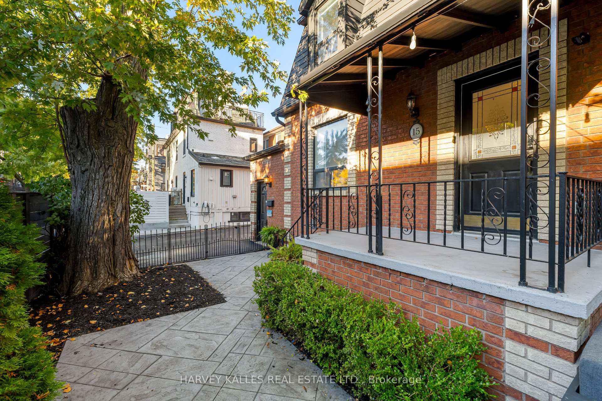 Photo 2 of 15 Markham Street, Toronto, Trinity-Bellwoods — HOMEH