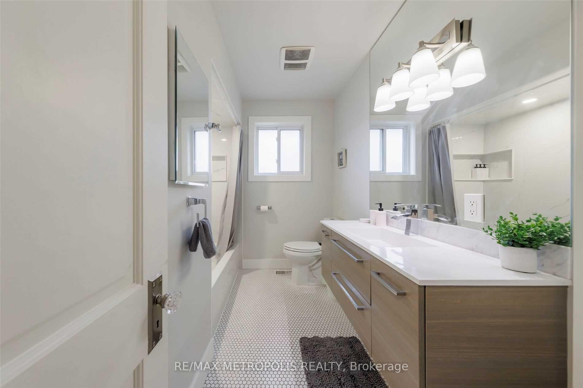 Photo 11 of Unit Main, 21 Hills Road, Ajax, South East — HOMEH