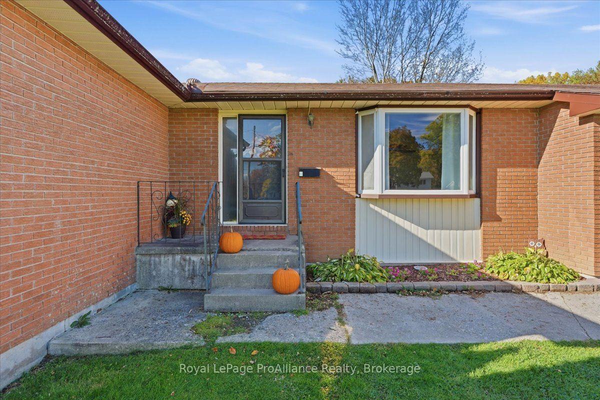 Photo 4 of 25 Ashley Street, Belleville, Thurlow Ward — HOMEH