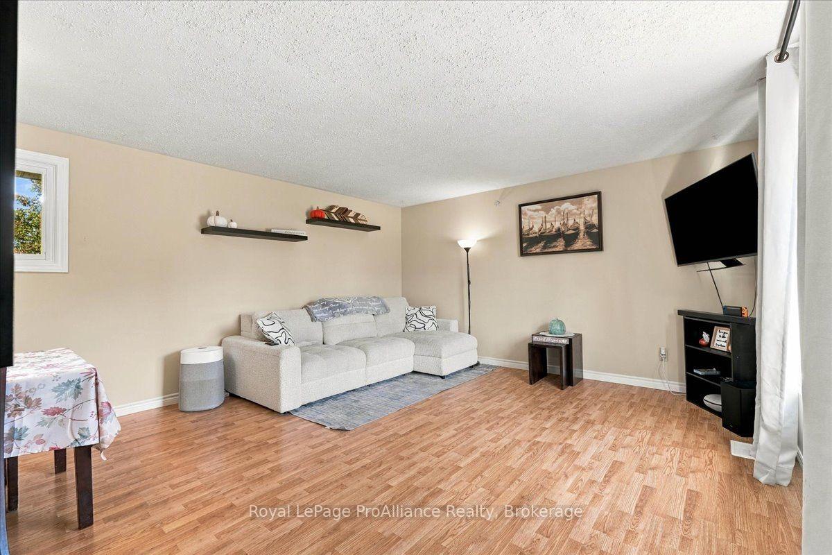 Photo 6 of 25 Ashley Street, Belleville, Thurlow Ward — HOMEH