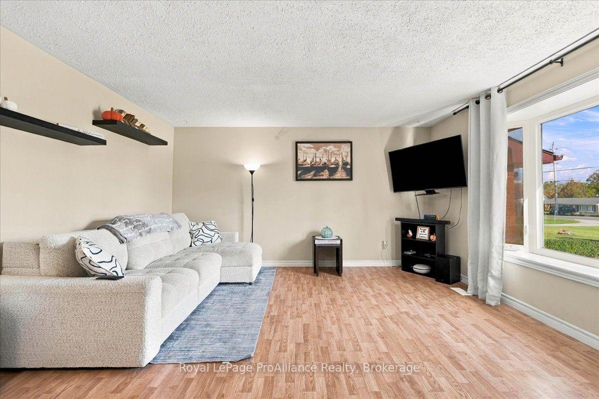 Photo 8 of 25 Ashley Street, Belleville, Thurlow Ward — HOMEH