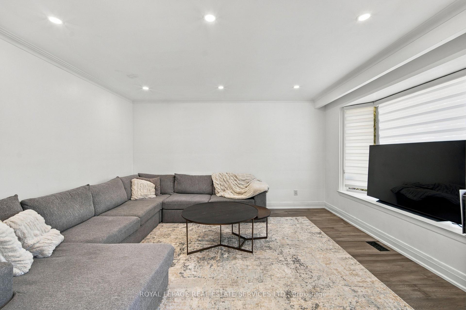 Photo 2 of 560 Stonecliffe Road, Oakville, West — HOMEH