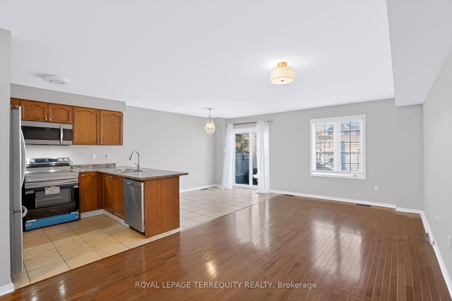 Photo 2 of Unit 19, 253 Sprucewood Crescent W, Clarington, Bowmanville — HOMEH