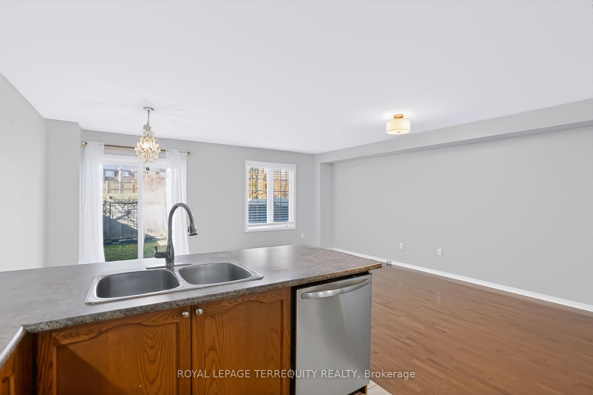 Photo 5 of Unit 19, 253 Sprucewood Crescent W, Clarington, Bowmanville — HOMEH